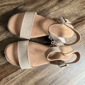 Old Navy Women's Tan Platform Sandals